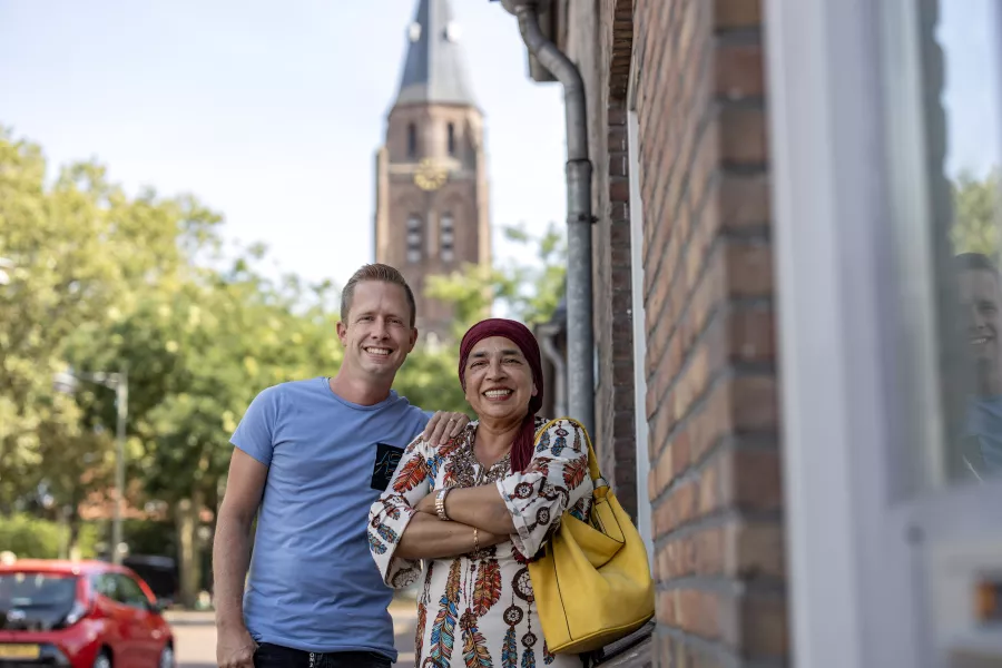 Wijkverpleegkundige Nick van de Mortel en Sahieda Nirhoe, sociaal werker bij Sociaal Team Helmond